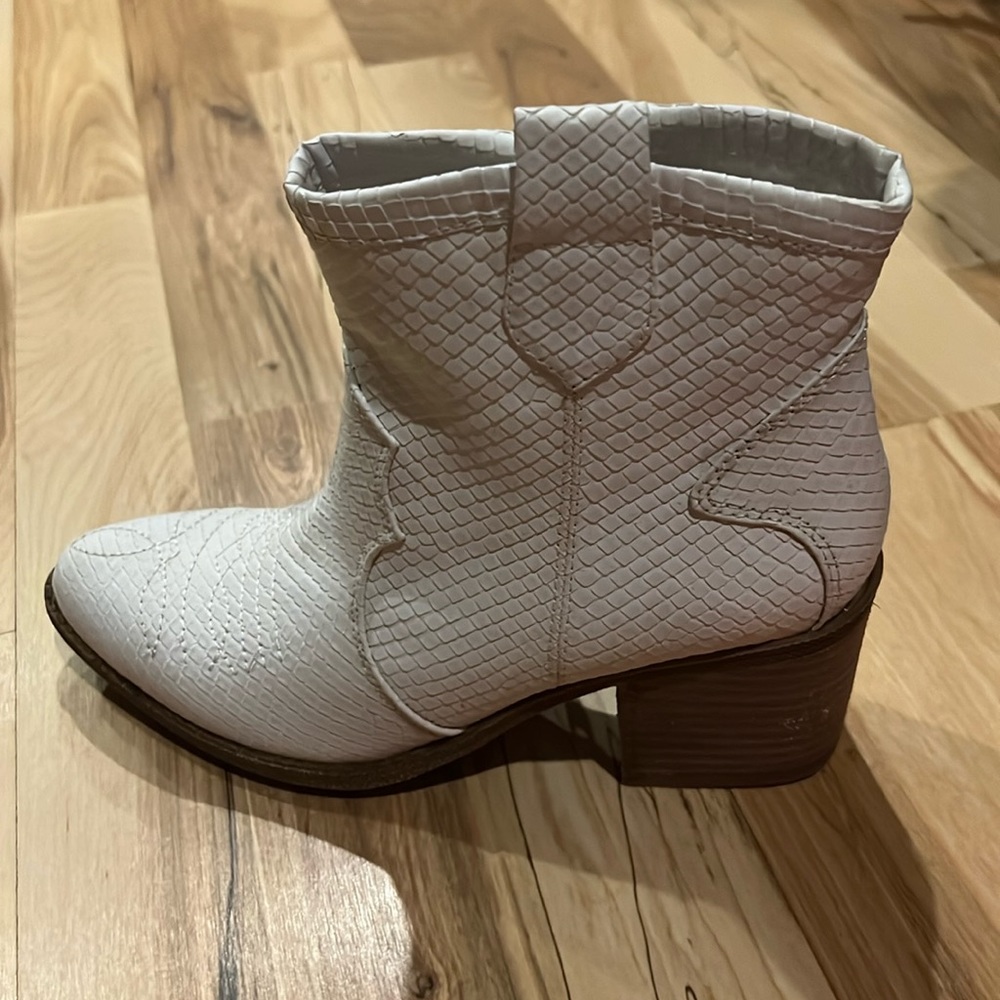 Brand New Dirty Laundry Cowboy Style Short Boots Off White size 5.5